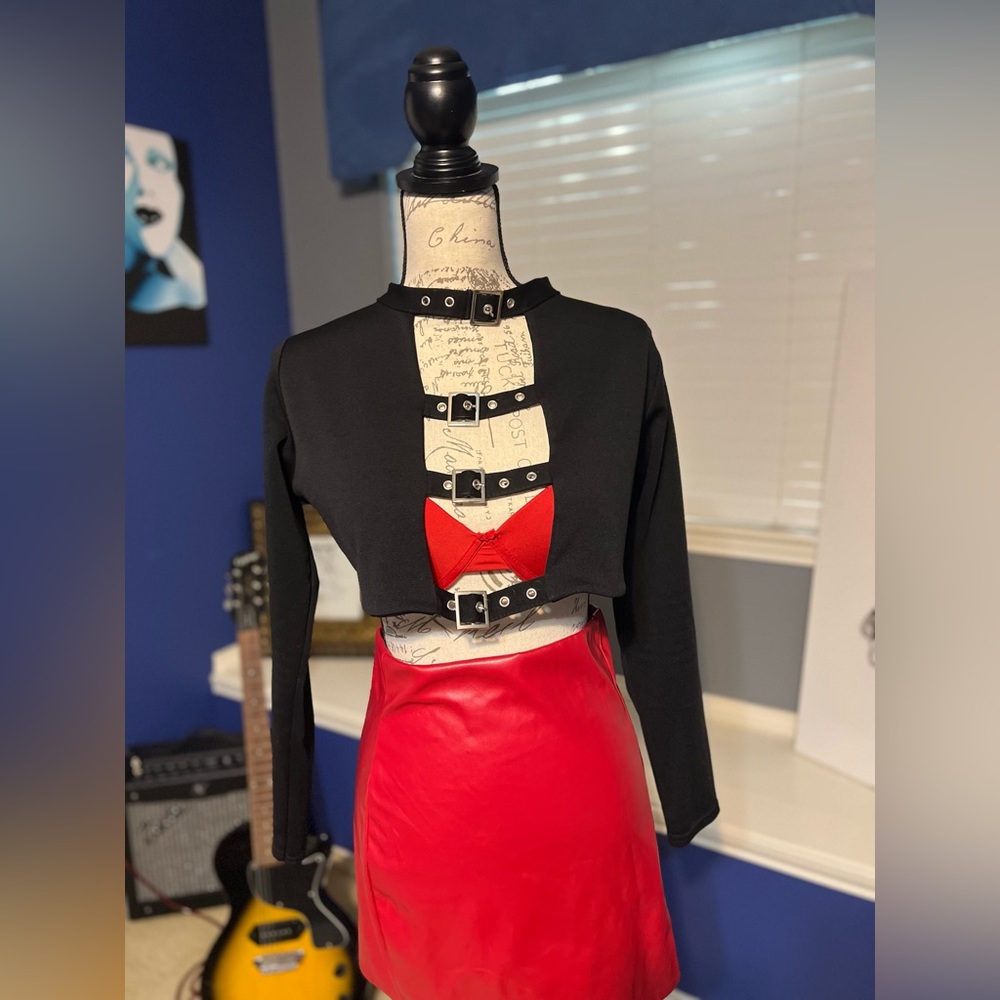 🖤 Buckle Top ❤️ - Picture 2 of 7